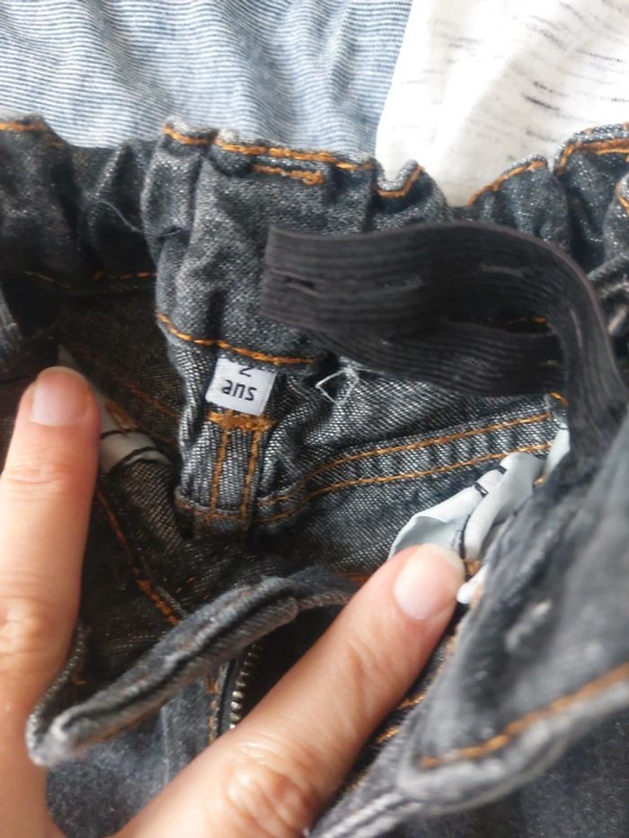 Deux tshirt manches longues et trois jeans - photo numéro 3