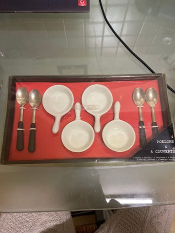 4 poêlons et ses couverts