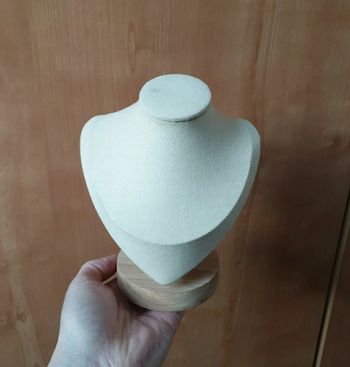 Buste porte collier hauteur 20 cm largeur 16 cm