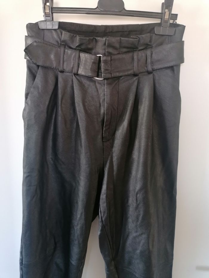 Pantalon noir en Similicuir Stradivarius taille 38 - photo numéro 3