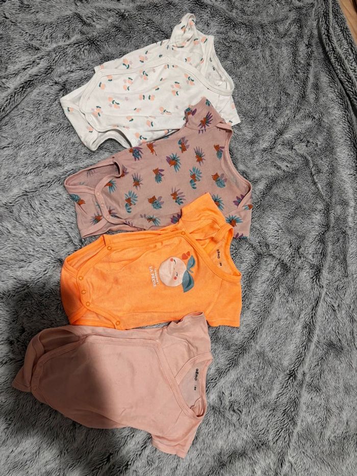 4 bodies bébé fille 6 mois