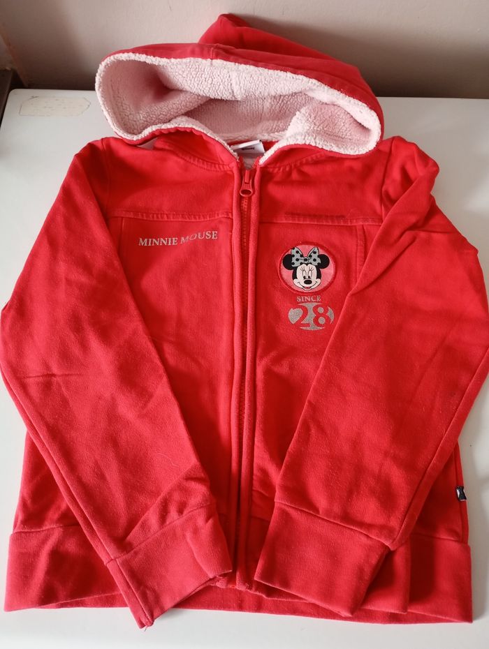 Sweat zippé avec capuche. 5/6 ans . 110/116 cm .Rouge .Noir gris ,rose, paillettes. Coton.  2 poches . Fermeture éclair métal.Disney Minnie Mouse.Très bon état. - photo numéro 2
