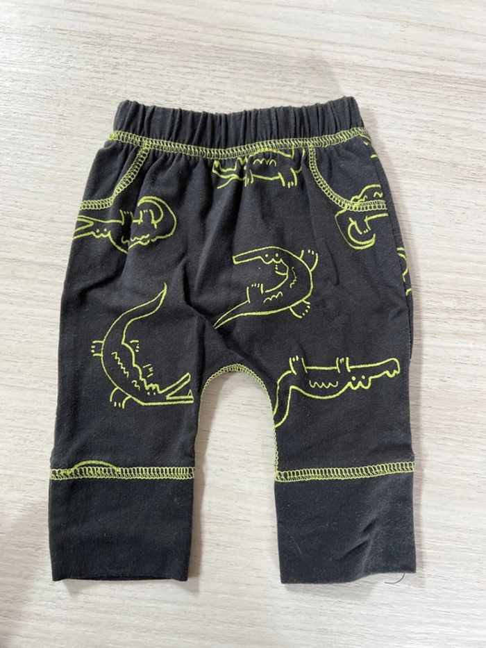 2 pantalons 1 mois - photo numéro 2