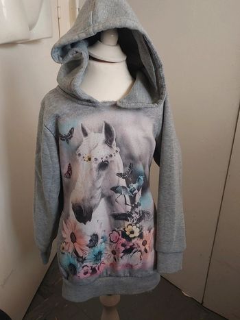 Sweat à capuche avec un cheval Taille 6 ans