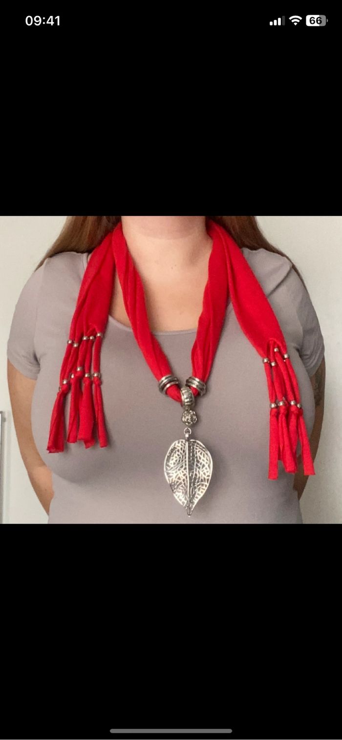 Écharpe/collier rouge et argenté