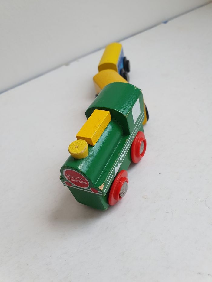 Petit train en bois - photo numéro 2
