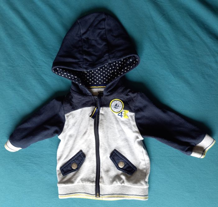 VESTE A CAPUCHE - 6 MOIS