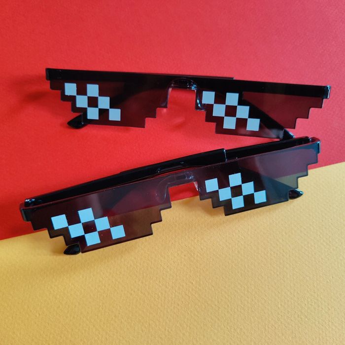 Lot de 2 paires de lunettes de soleil pixellisées - Excellent état 🌟 - Envoi rapide 🚚💨