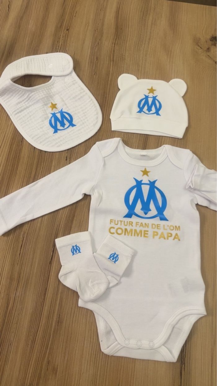 Ensemble Bébé Neuf – Body + Bonnet + Bavoir + Chaussettes – “Futur Fan de l’OM Comme Papa” – Cadeau Naissance - photo numéro 2
