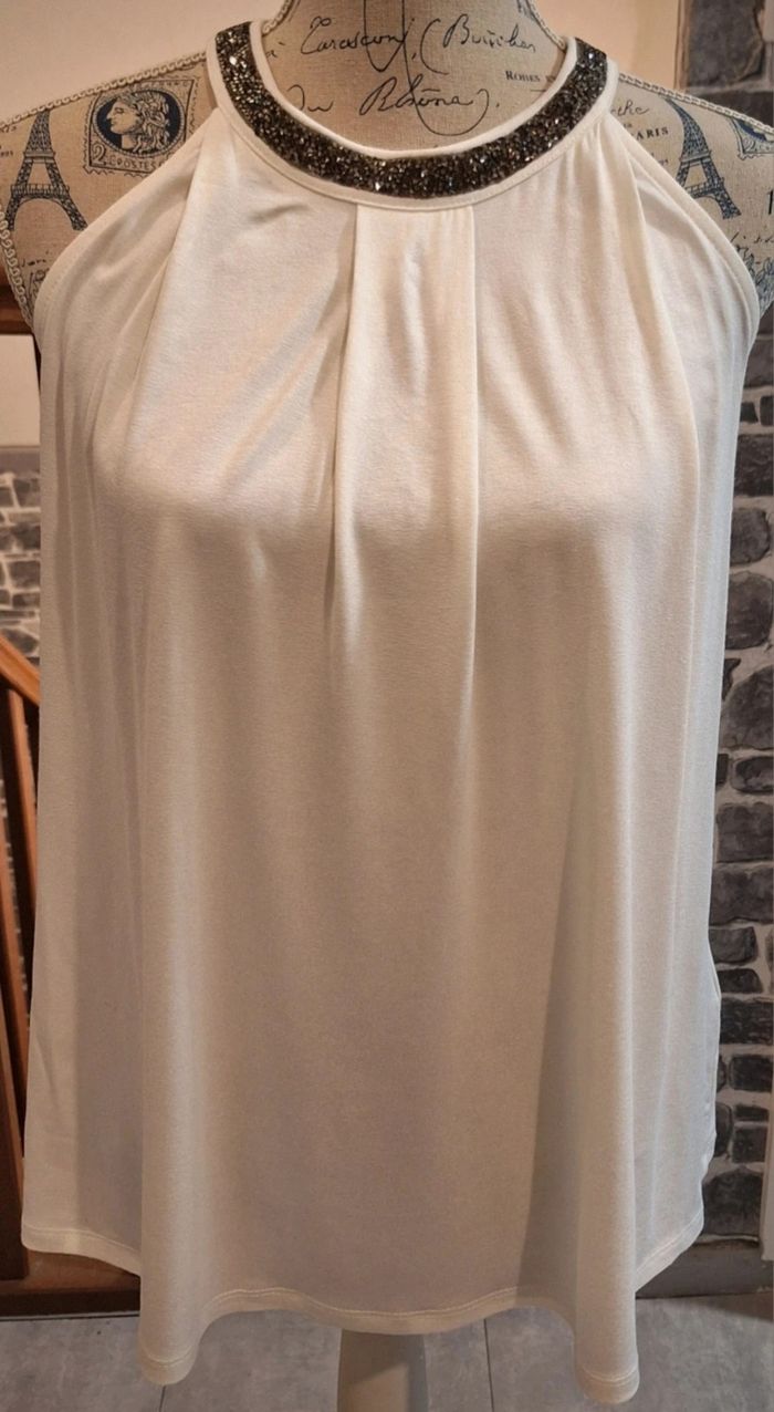 Débardeur blanc avec le tour de cou en strass brillant