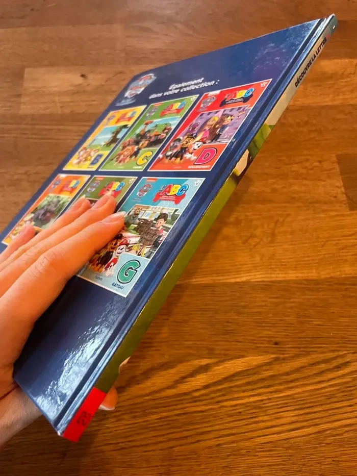 Livre La Pat Patrouille Paw Patrol L’ABC lettres chiffres formes et couleurs La lettre A - photo numéro 3