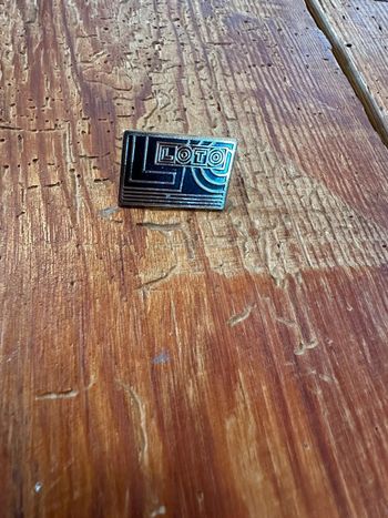 Pin’s loto noir doré