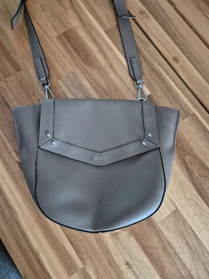 Sac bandoulière Boss en cuir en parfait état