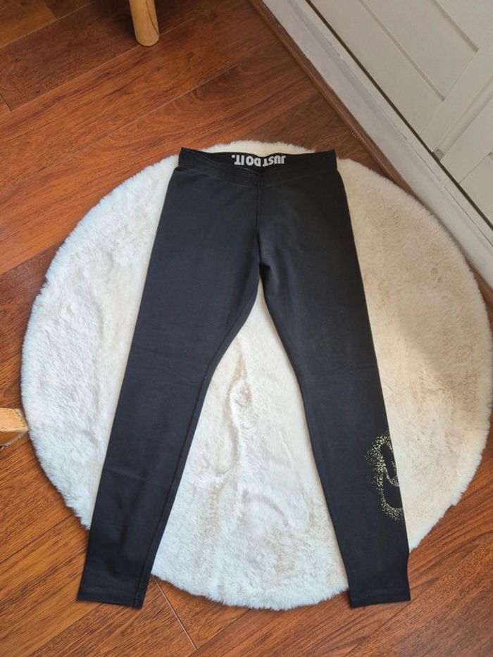 Legging noir Nike – motif doré sur le mollet, taille M