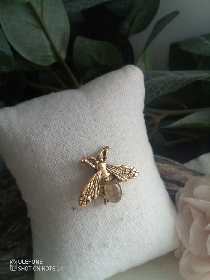 Broche pin's abeille 🐝 dorée et pierre de labradorite