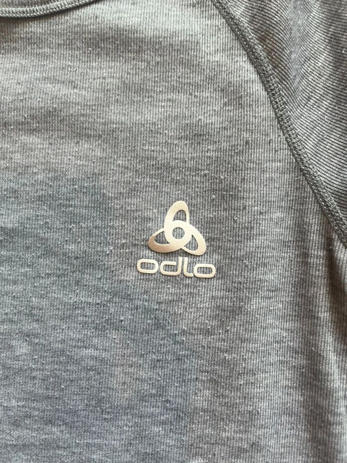 Tee shirt technique Odlo / 152 cm/ Gris / très bon état - photo numéro 2