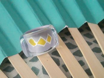 Grosse bague fantaisie lilas et jaune