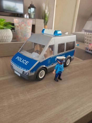 Camion police et policier