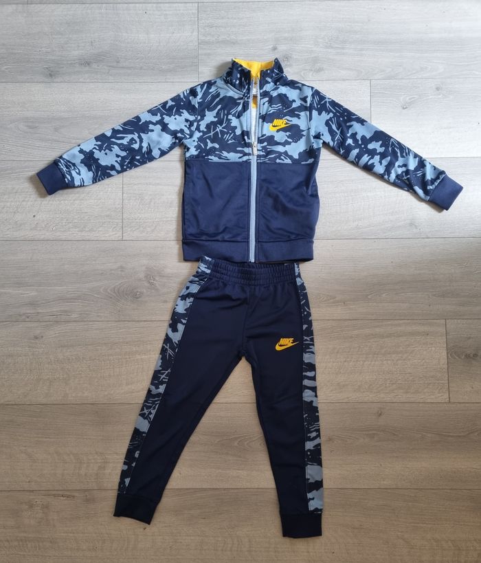 Ensemble de survetement nike taille 4-5 ans couleur jaune et bleu très bonne etat