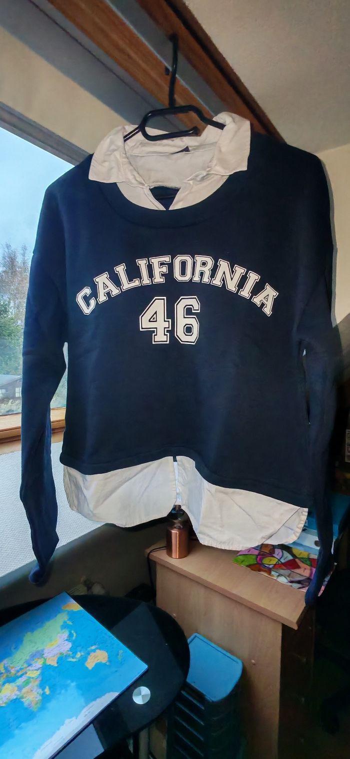 Sweat à capuche marine col blanc