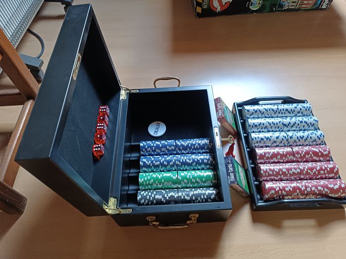 Mallette de Poker Luxe de 500 jetons en Bois laqué Noir avec Jetons Sunshine en Clay de 14,5 gr. - photo numéro 2