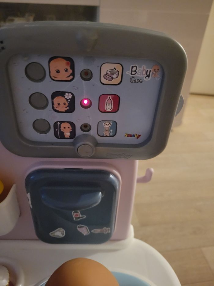 Table de docteur smoby avec 1 poupée corolle - photo numéro 3