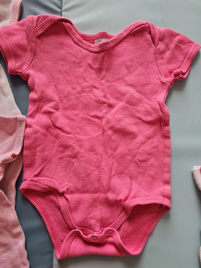 Lot bodies MC 9 mois - photo numéro 3