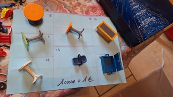 Lot table ronde haute cosy bébé  caisse coffre bleu meuble jaune
