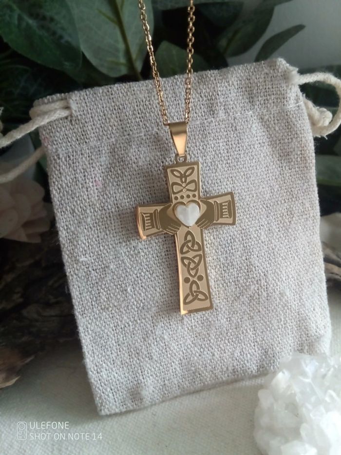 Croix dorée avec pierre de cristal de quartz blanc