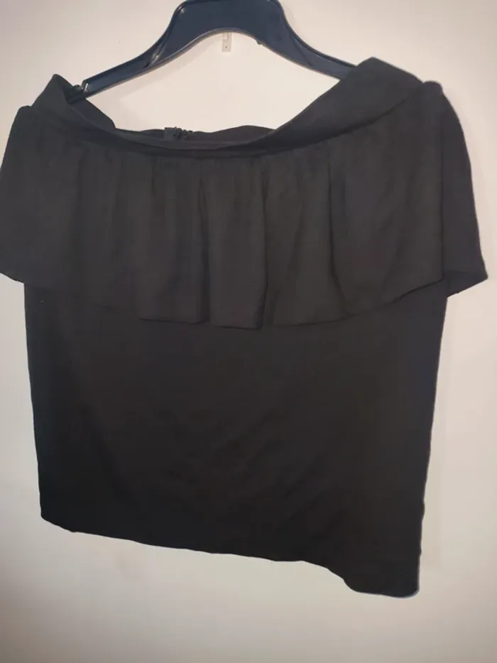 Mini jupe avec volant taille 42/44 excellent état 2 euros - photo numéro 2