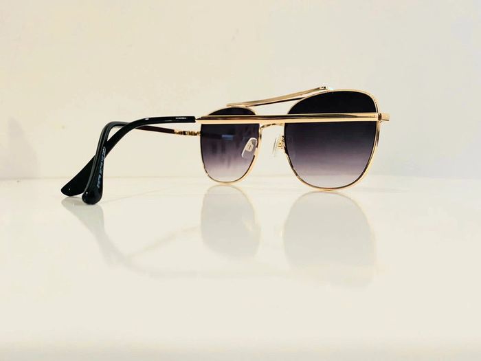 Lunette de soleil mixte noire et dorée verres dégradés UV protection catégorie 3 - photo numéro 3