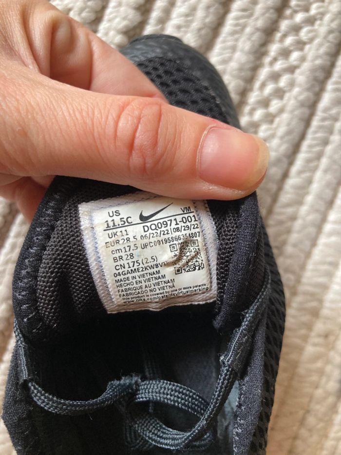 Nike air 270 noires garçon 28,5 très bon état un peu râpées sur le côté - photo numéro 6