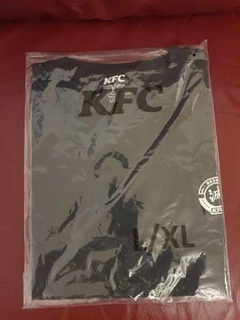 Neuf et Scellé T-shirt taille L/XL Nezuko Demon Slayer x KFC – Édition Limitée