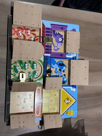 Planche d'activités avec loquets busy board Melissa & doug En bois  6 fermetures différentes  Très bon état général