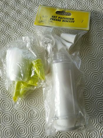 Lot de 2      Sets   pâtissier presse biscuits  neuf
