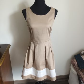 Subptile et raffinée, cette superbe robe de la marque Camaïeu T36  est la pièce idéale pour un look chic et estival.