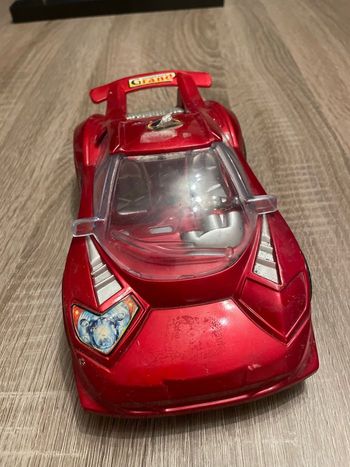 Jolie voiture rouge 🥰  Abîmé mais fonctionne