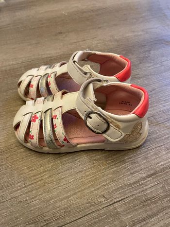 Paire sandalettes pointure 24