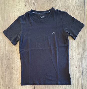 Tee shirt Calvin Klein taille 10-12 ans comme neuf