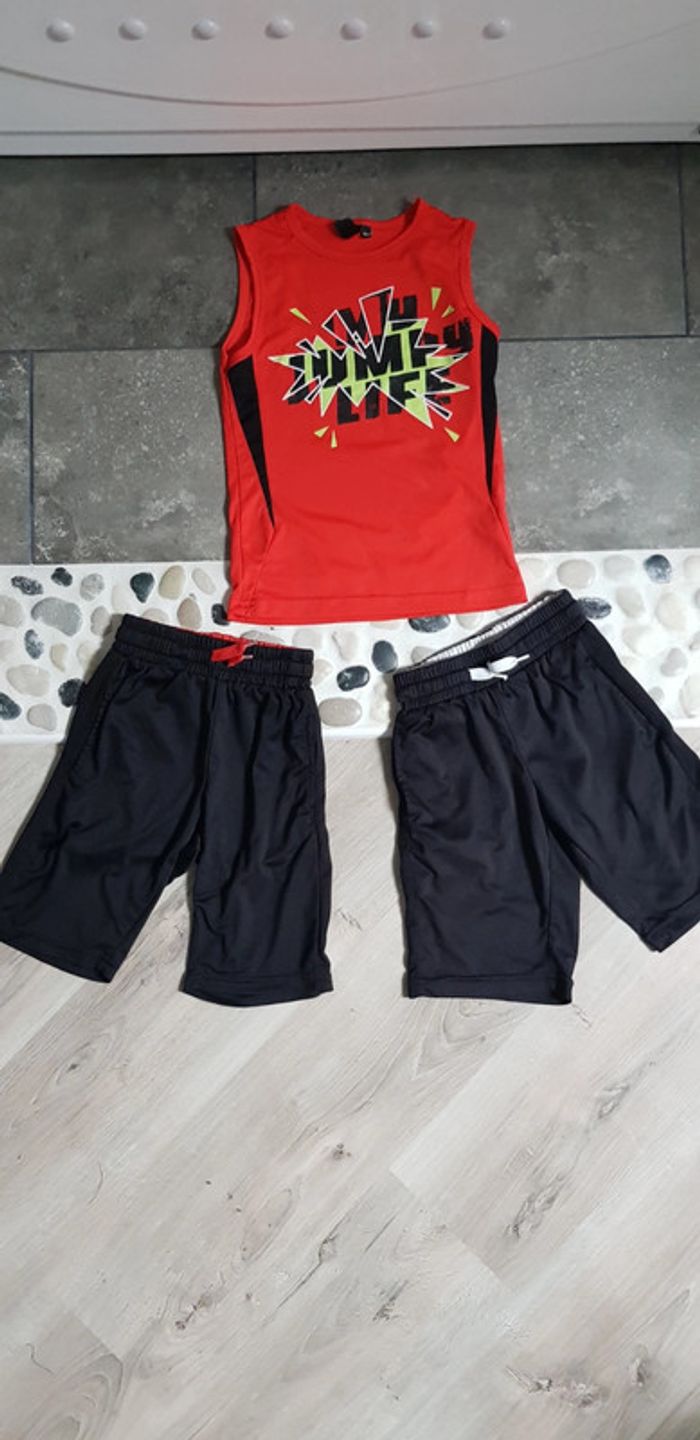 Lot short et t-shirt taille 8 ans