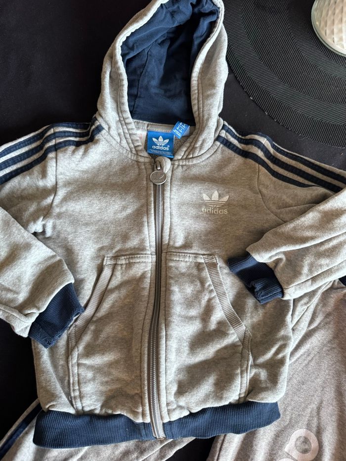Ensemble survêtement Adidas 2-3 ans gris - photo numéro 3