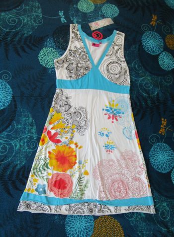 Robe 100% coton Ethnique Taille 40 Blanc et fleur col V sans manche