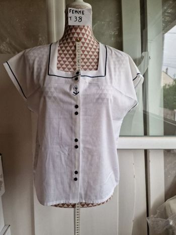Chemise, blanche avec liseré col manches & boutons marine, en très très bon état, longueur 56cm, en