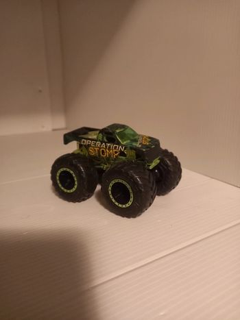 Hotwheel monster truck opération stomp
