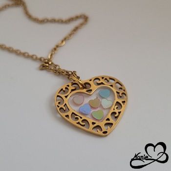 Pendentif en résine cœur doré avec des paillettes colorées en forme de cœur