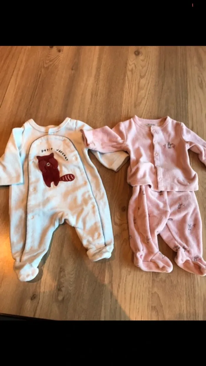 2 pyjamas taille naissance kiabi/tape à l’œil