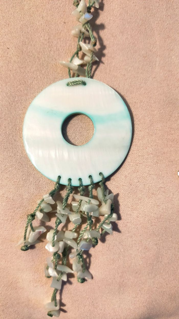 Collier pendentif en nacre et éclats naturels – Collection Terres d’Ailleurs - photo numéro 8