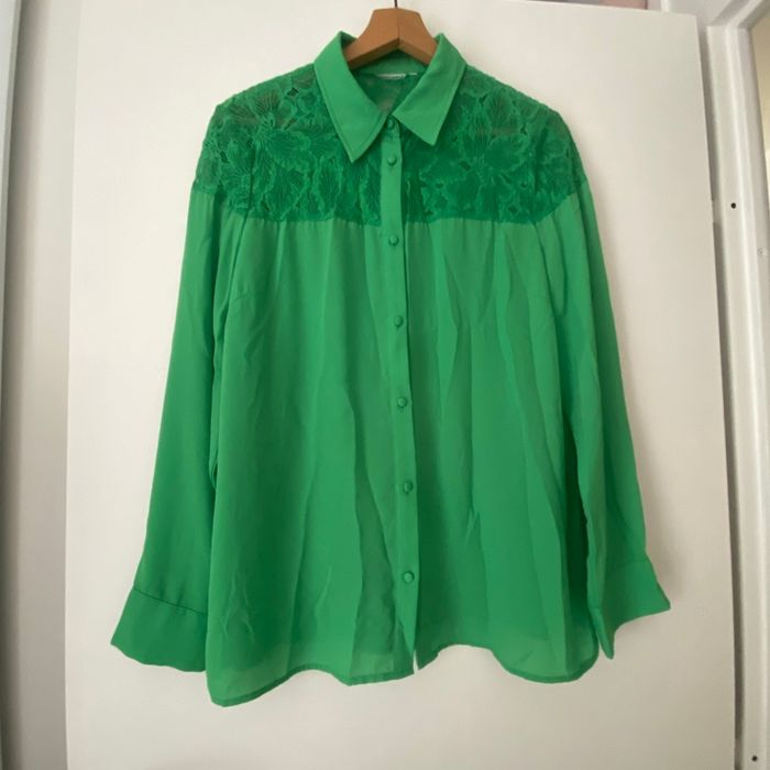 Chemisier vert  et dentelle