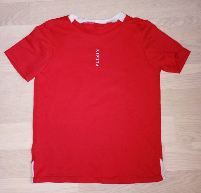 Tee-shirt rouge et blanc sport football Kipsta
T. 6 ans
