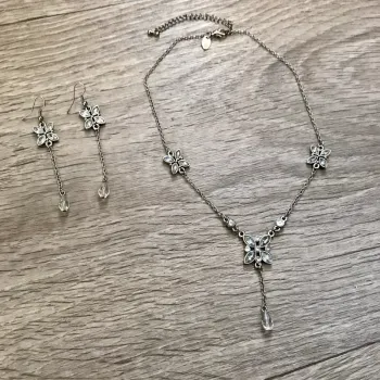 Parure collier et boucles d’oreilles neuf